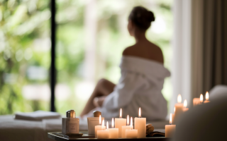 femme-dos-robe-spa-jardin