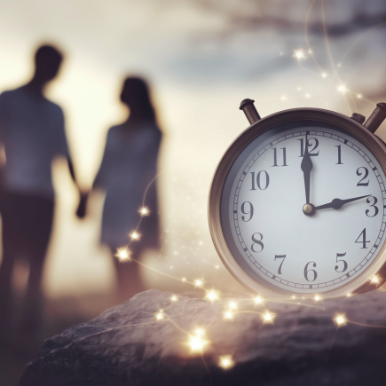 horloge-333-couple-mains-lumiere-douce