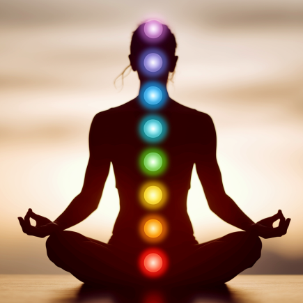 Chakralogie : Les 7 chakras et leur rôle expliqués par Héloïse, praticienne en soins énergétiques