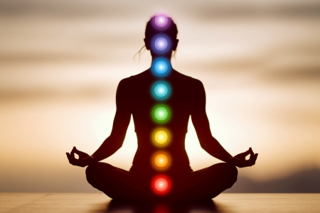 Chakralogie : Les 7 chakras et leur rôle expliqués par Héloïse, praticienne en soins énergétiques