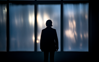 silhouette-dos-fenetre-floue-ombres