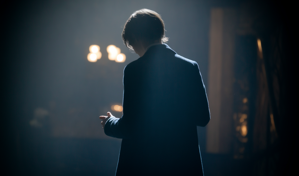 silhouette-dos-sombre-fond-flou