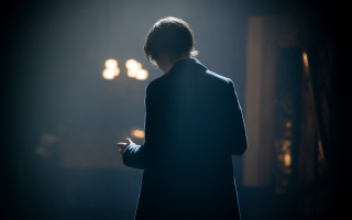 silhouette-dos-sombre-fond-flou