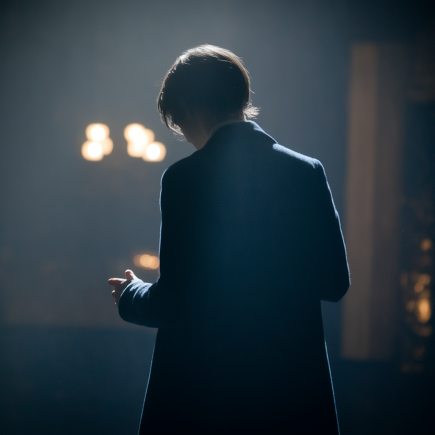 silhouette-dos-sombre-fond-flou