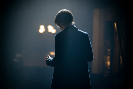 silhouette-dos-sombre-fond-flou