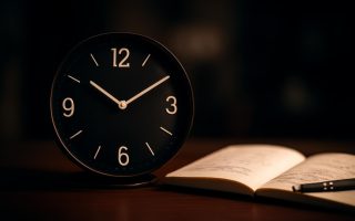 horloge-moderne-table-carnet-stylo