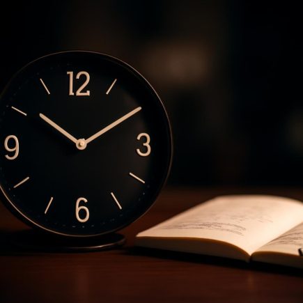 horloge-moderne-table-carnet-stylo