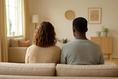 personnes-salon-deco-couleurs-douces