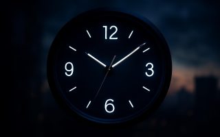 horloge-moderne-reflets-ombres-ville