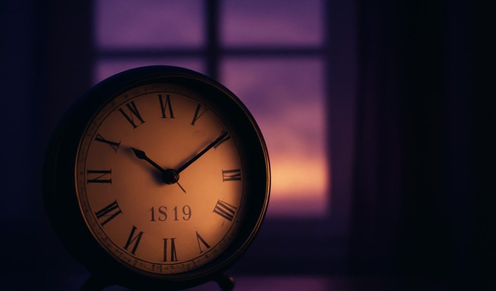 cadran-horloge-crepuscule-lumiere-violette