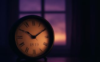 cadran-horloge-crepuscule-lumiere-violette