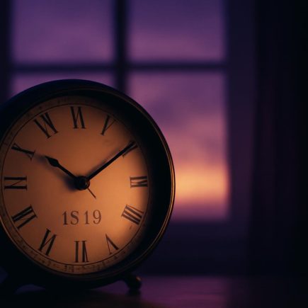 cadran-horloge-crepuscule-lumiere-violette