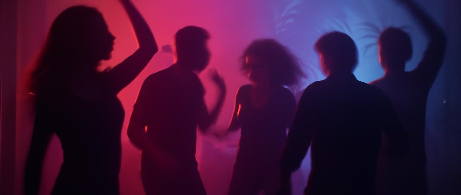 personnes-dansant-salle-lumiere-coloree