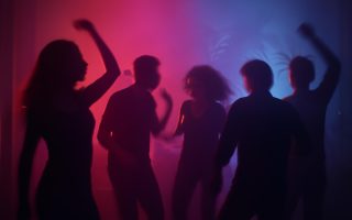 personnes-dansant-salle-lumiere-coloree