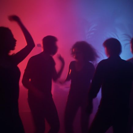 personnes-dansant-salle-lumiere-coloree