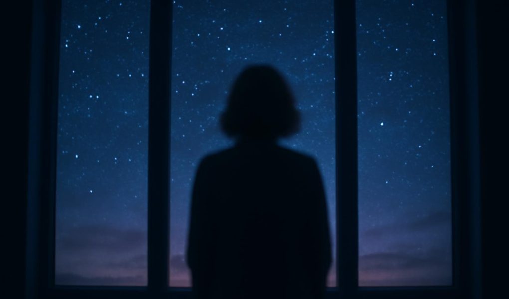 silhouette-fenetre-ciel-etoile-aube