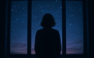 silhouette-fenetre-ciel-etoile-aube