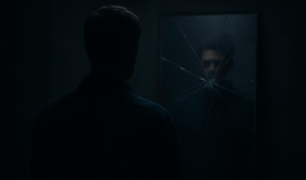 silhouette-masculine-miroir-brise-sombre