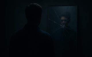 silhouette-masculine-miroir-brise-sombre