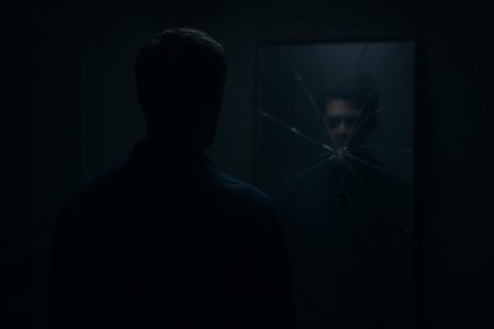 silhouette-masculine-miroir-brise-sombre