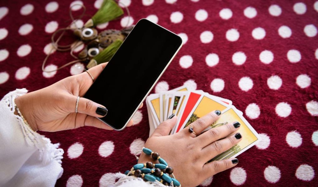 Comment un médium par téléphone perçoit-il vos énergies à distance ?