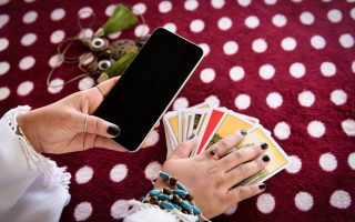 Comment un médium par téléphone perçoit-il vos énergies à distance ?