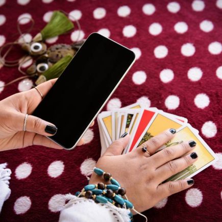 Comment un médium par téléphone perçoit-il vos énergies à distance ?