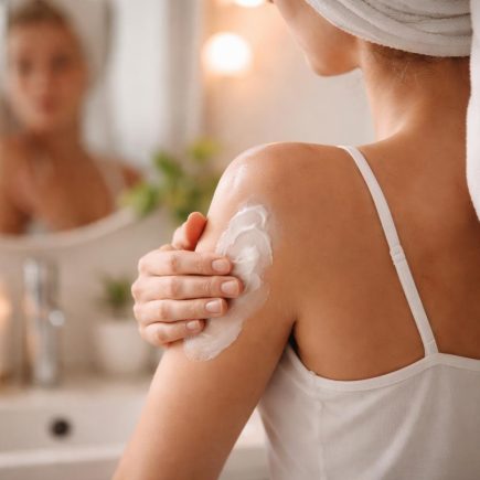 personne-creme-bras-miroir-bain
