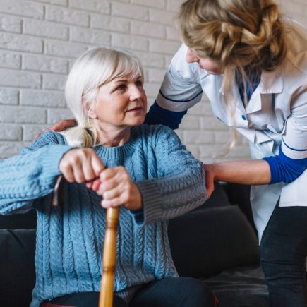 Comprendre les aides à domicile dans le Var : ménage, repas, courses, accompagnement